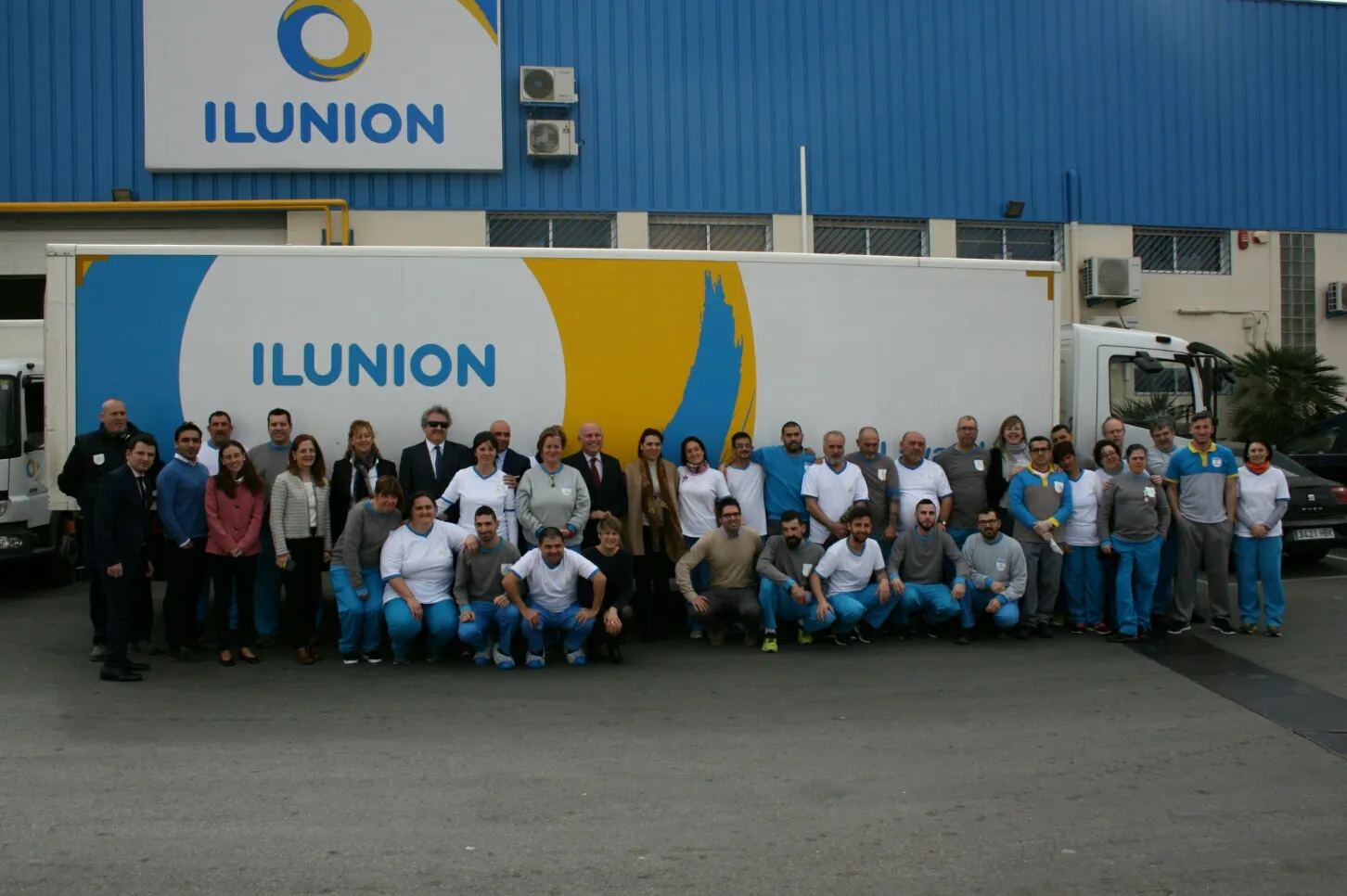 Fotografía de familia en la lavandería ILUNION de Cartagena 