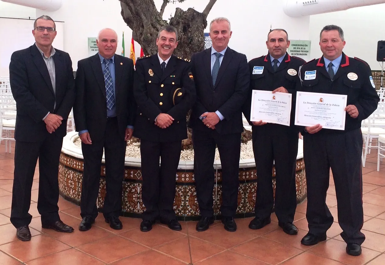 De izquierda a derecha, el jefe de equipo del Centro Comercial Conquistadores, Javier Ramos; el delegado de ILUNION Seguridad en Extremadura, Agustín Sandía; el responsable de la Unidad Territorial de Seguridad Privada de Badajoz, Jesús Crespo Viera; el jefe de Seguridad de ILUNION , José Mª Lucido;  y los vigilantes de ILUNION Jesús Contador y Francisco Javier Donaire.