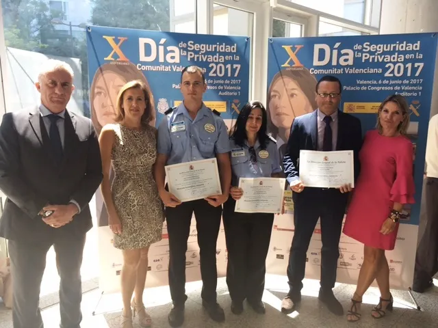 Foto de familia (de izquierda a derecha): el jefe de Seguridad de ILUNION, Jose María Lucido; la responsable comercial de Levante, María José Cortina Maruenda; los vigilantes de seguridad, Juan Francisco Merino y Ana María Morillo; el jefe de servicios Levante, Fernando Pisón; y la gerente de ILUNION Facility Services en Levante, Yvonne Giménez