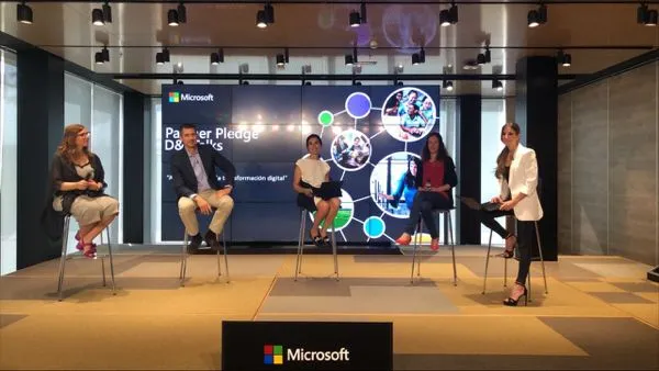 Foto de familia de los participantes en la jornada Microsoft Virtual Training Days