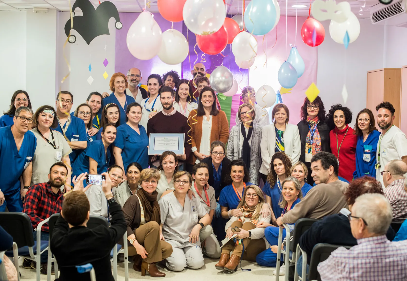 Foto de familia de residentes y trabajadores de la residencia de ILUNION en Baena junto con la alcaldesa de la localidad