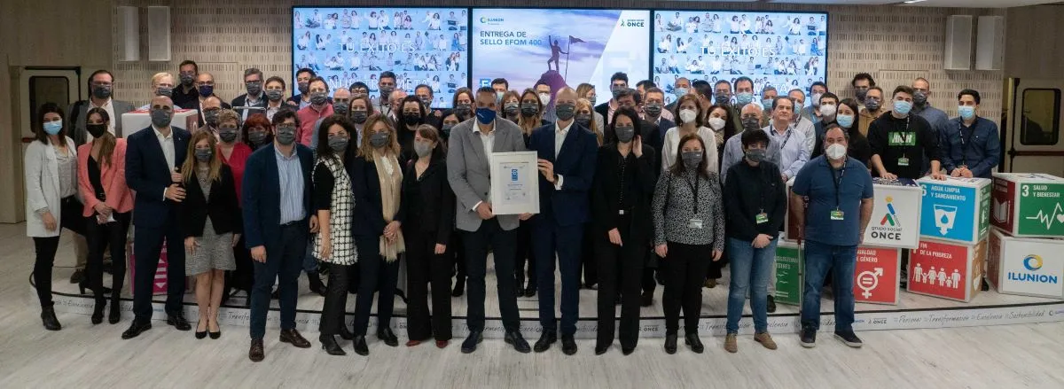 Foto de familia de la entrega del sello EFQM a IT Services 