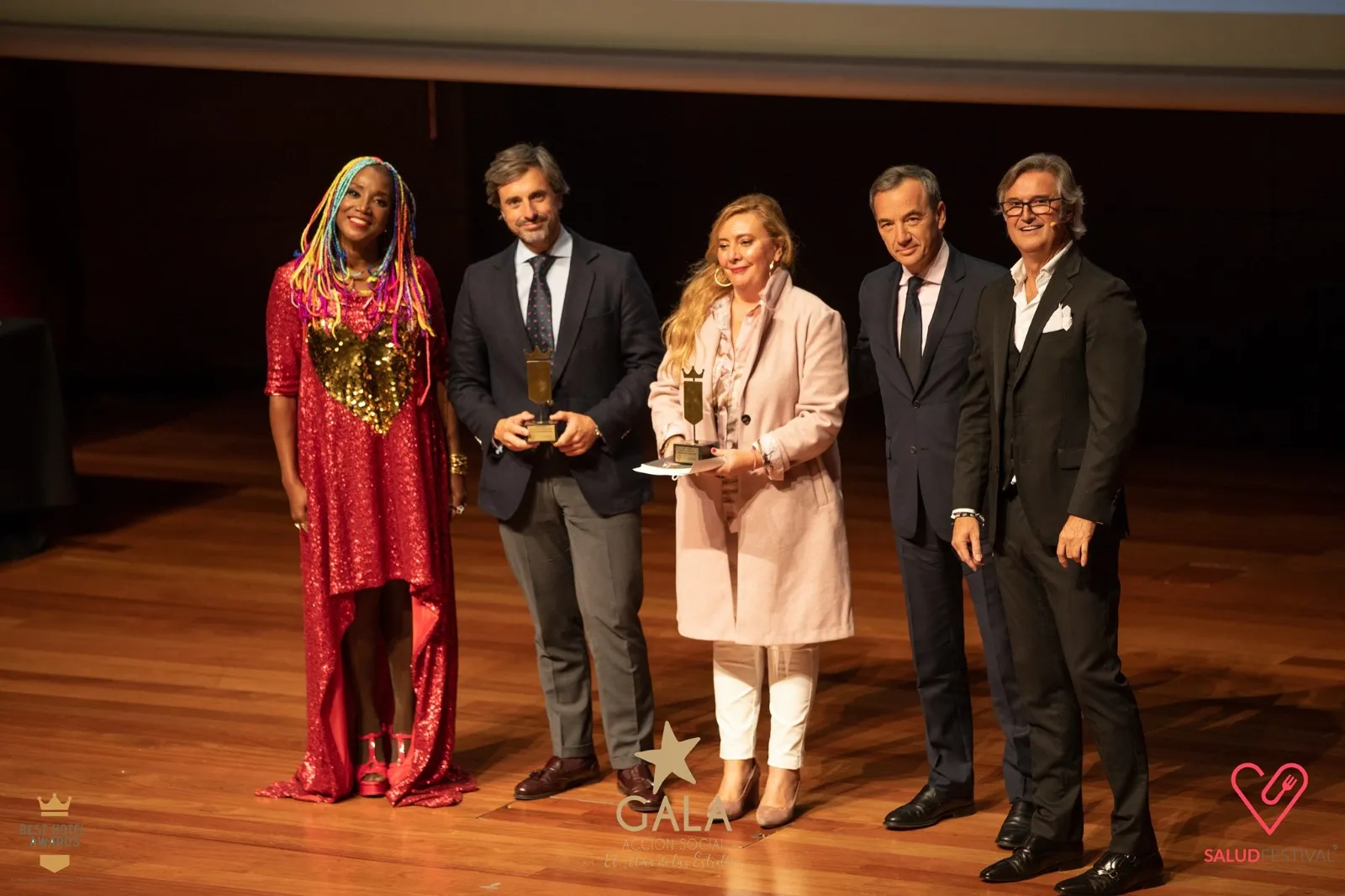 Foto de familia en la que aparecen CEO de ILUNION Hotels, José Ángel Preciados; el director de Innovación, Comercial y Marketing de la cadena, David López Pachón; y la directora de Relaciones Institucionales, Yolanda Horrillo.