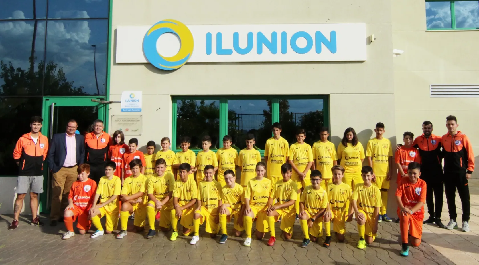 Equipos con la equipación de ILUNION durante la visita a ILUNION Reciclados