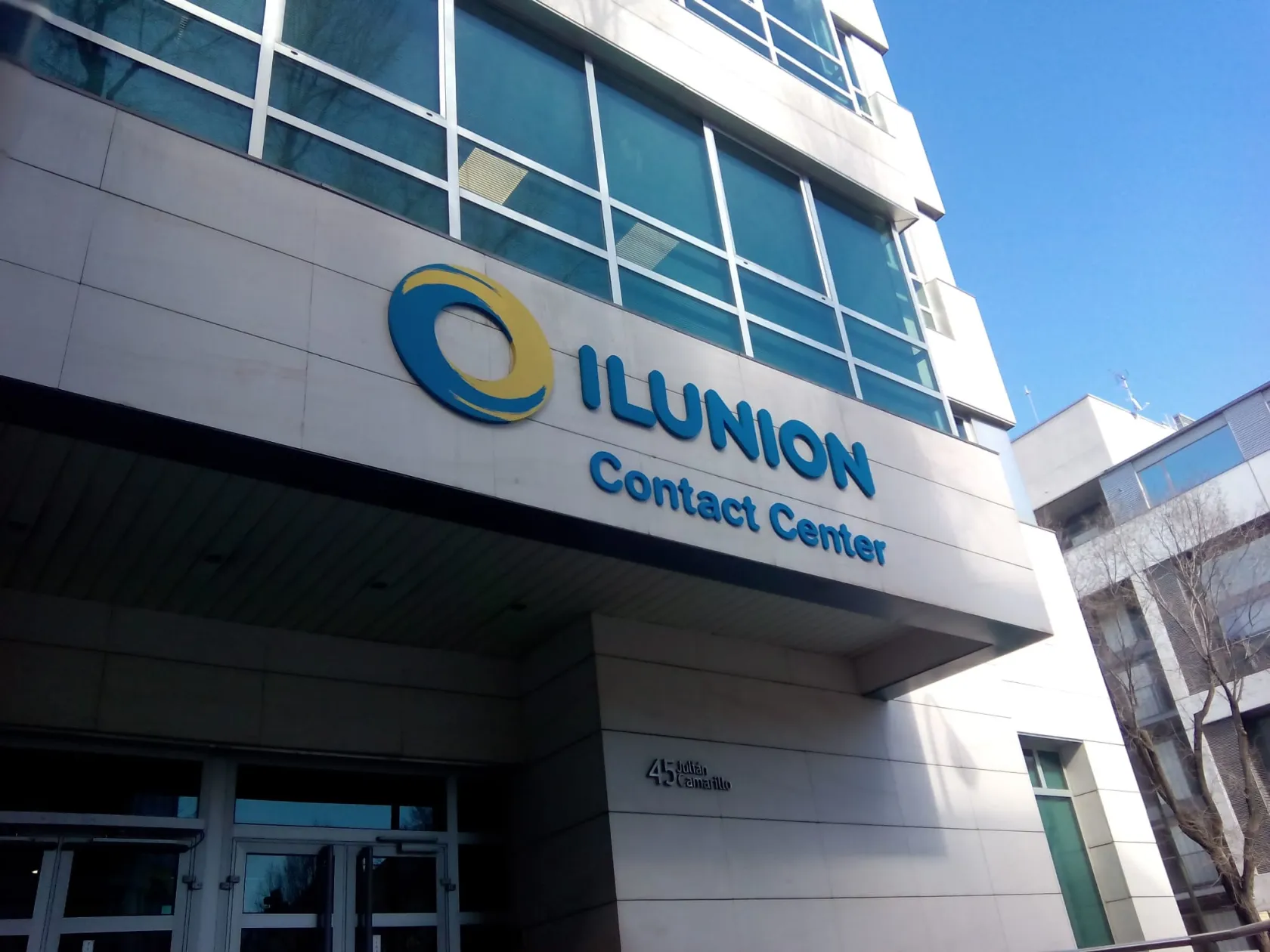 Exterior de la sede de ILUNION Contact Center BPO en Madrid