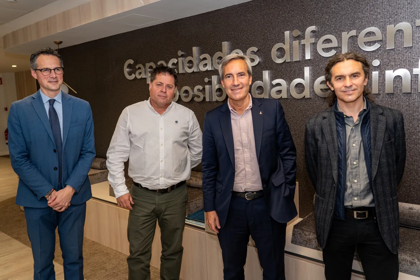 fotografía de familia tras el acto de firma de la incorporación de ILUNION a Motor verde (de izquierda a derecha: Fernando Riaño, director de Sostenibilidad y Relaciones Institucionales de ILUNION; Francisco M. Martínez, CEO de Sylvestris; Alejandro Oñoro, CEO de ILUNION; y Rafael Enciso, también CEO de Sylvestris).