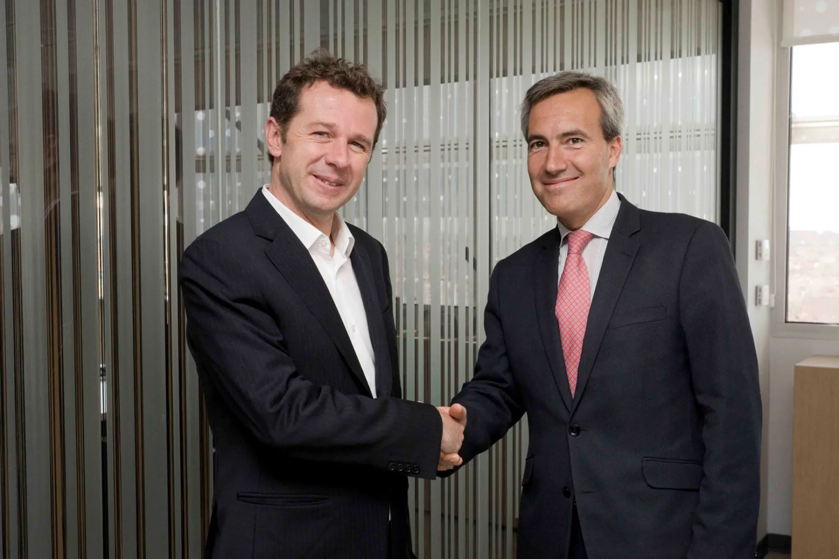 De izquierda a derecha, los consejeros delegados de Neinor Homes y del grupo ILUNION, Juan Velayos y Alejandro Oñoro, respectivamente. 