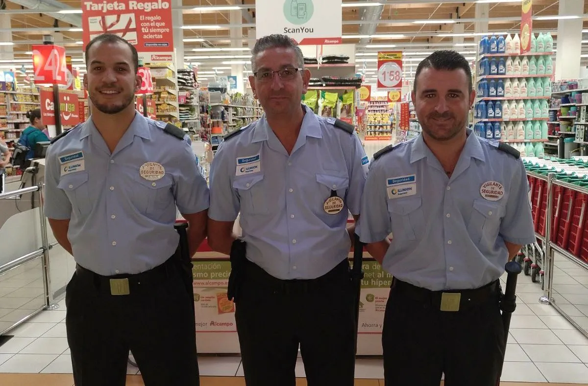Foto de familia de los tres vigilantes de ILUNION Seguridad que ayudaron al joven