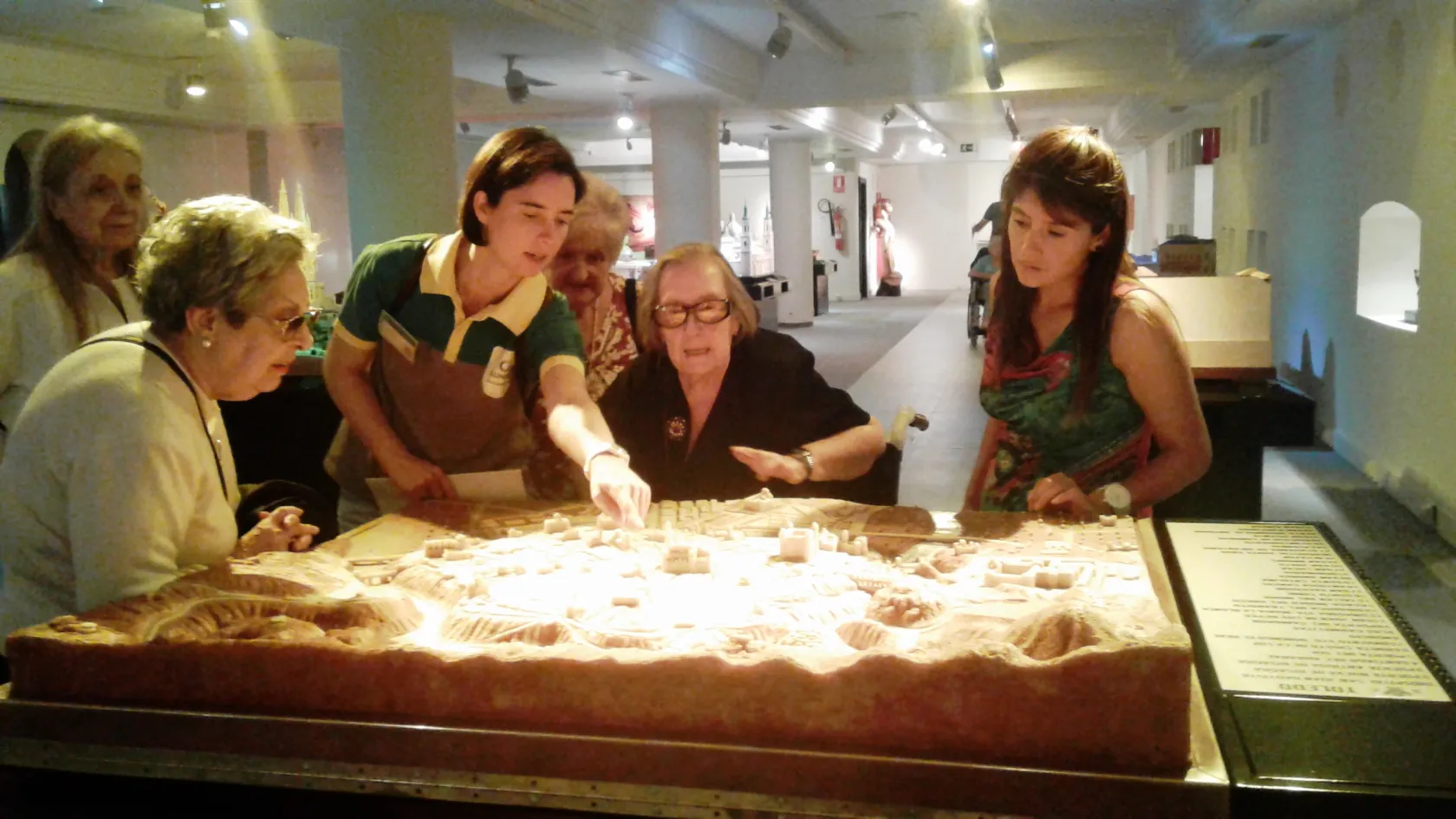 Imagen de los usuarios del servicio de terapia ocupacional durante su visita al museo