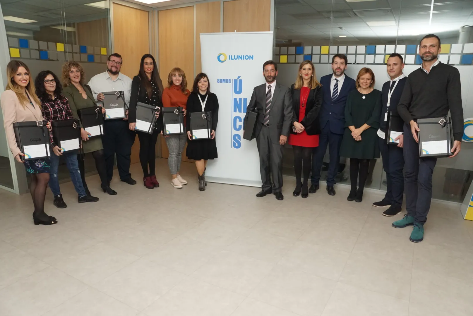 Fotografía de familia de los agentes de ILUNION Contact Center BPO premiados