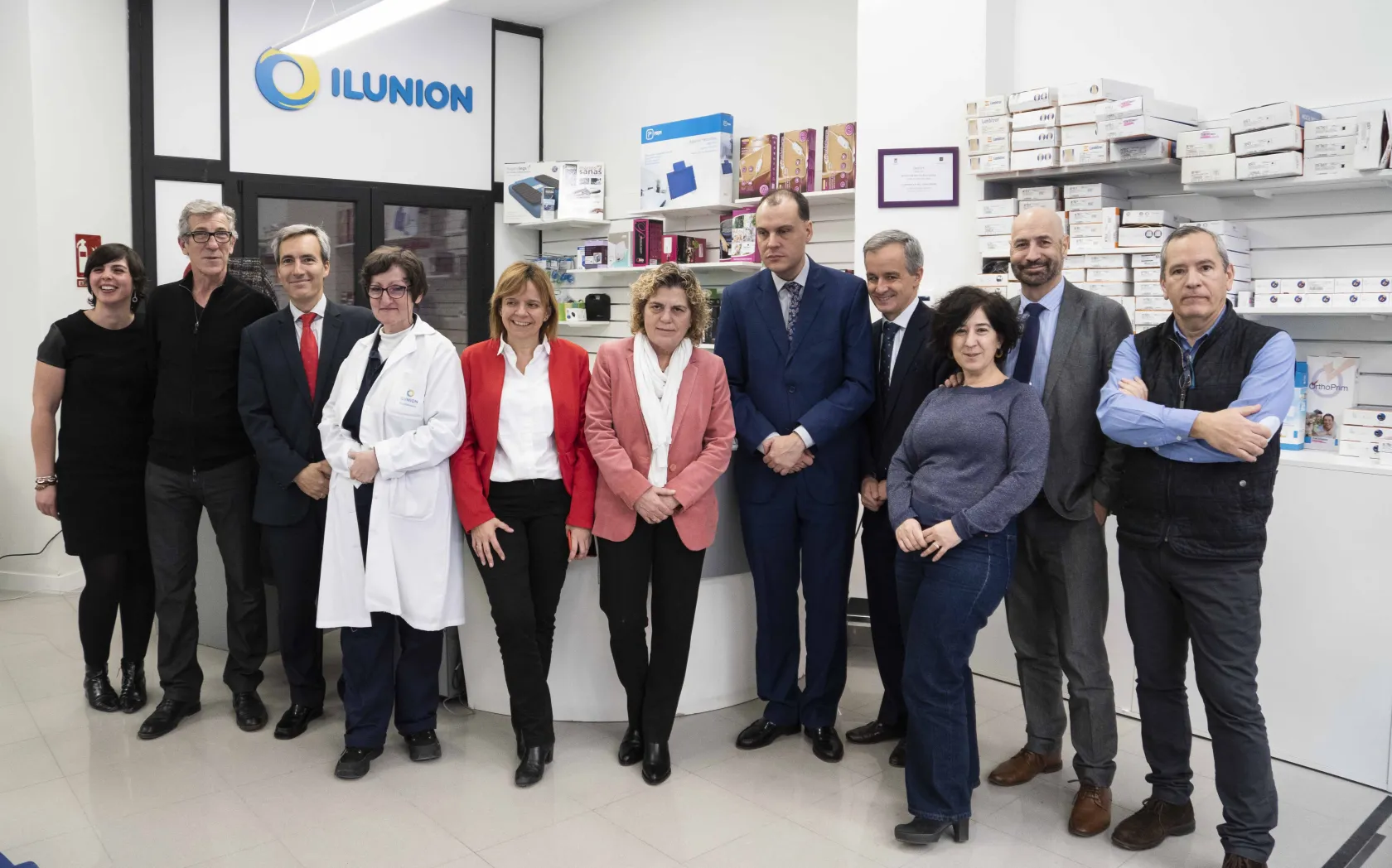 Fotografía de familia en el interior del nuevo local de ILUNION Salud en Madrid