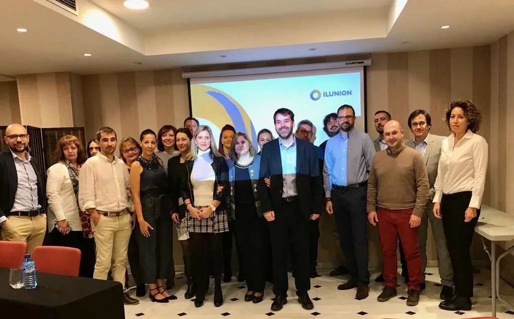 Fotografía de familia durante las jornadas anuales de dirección de ILUNION Contact Center BPO