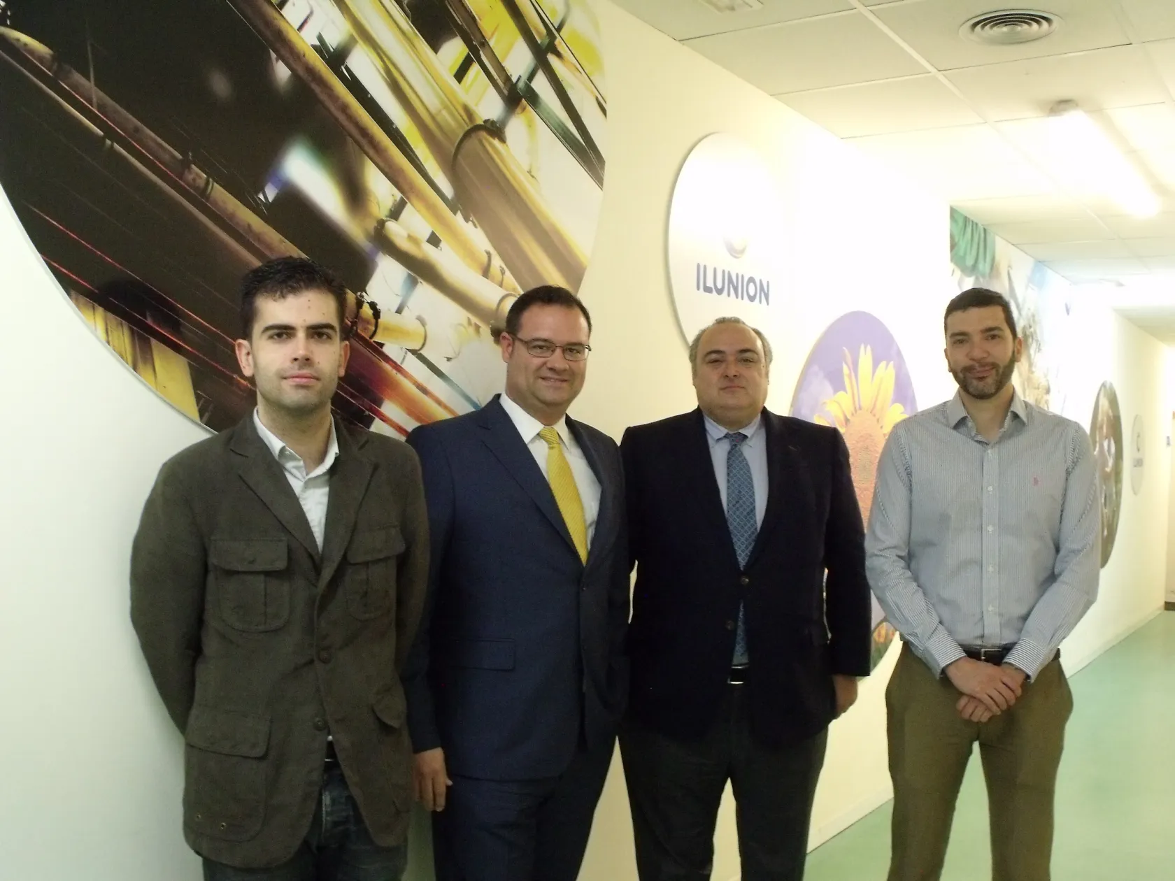 De izquierda a derecha: Víctor Martínez, director de operaciones de ECOTIC; Pedro Antonio Martín, director gerente de ILUNION Reciclados; Andreu Vilà, director general de ECOTIC; y Antonio Javier López, responsable comercial de ILUNION Reciclados, durante su visita a las instalaciones