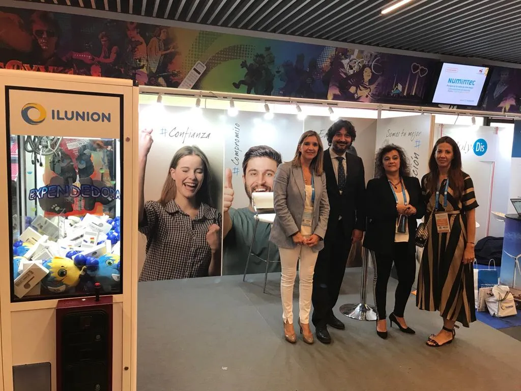 Fotografía de familia en el estand de ILUNION Contact Center BPO. En ella aparece a la izquierda la directora general de la compañía, Susana Sánchez, y el director comercial de la citada línea de negocio, Carlos Villa, junto a su equipo. 