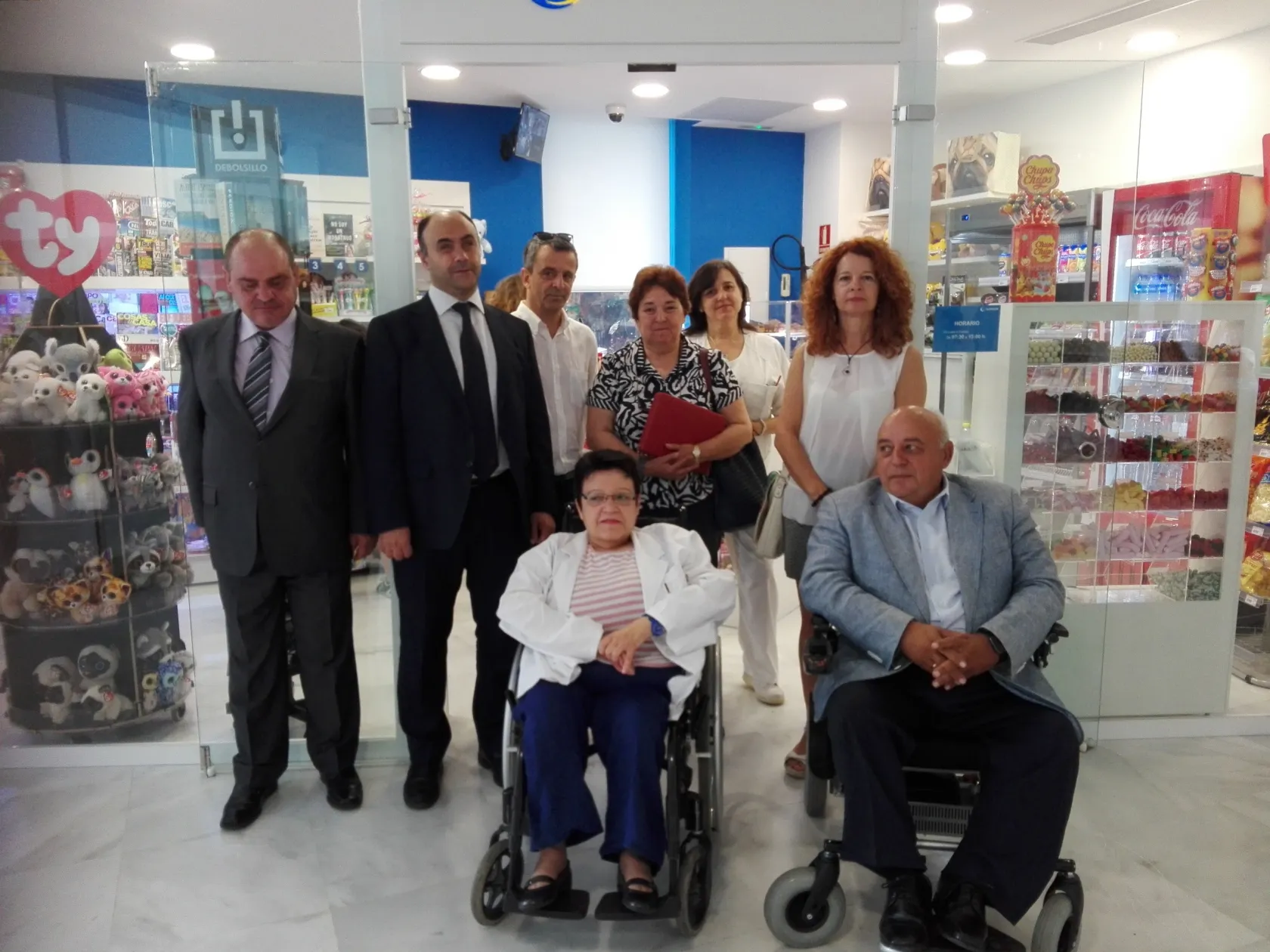 Fotografía de familia en la nueva tienda de ILUNION Retail en el Centro de Especialidades Bola Azul