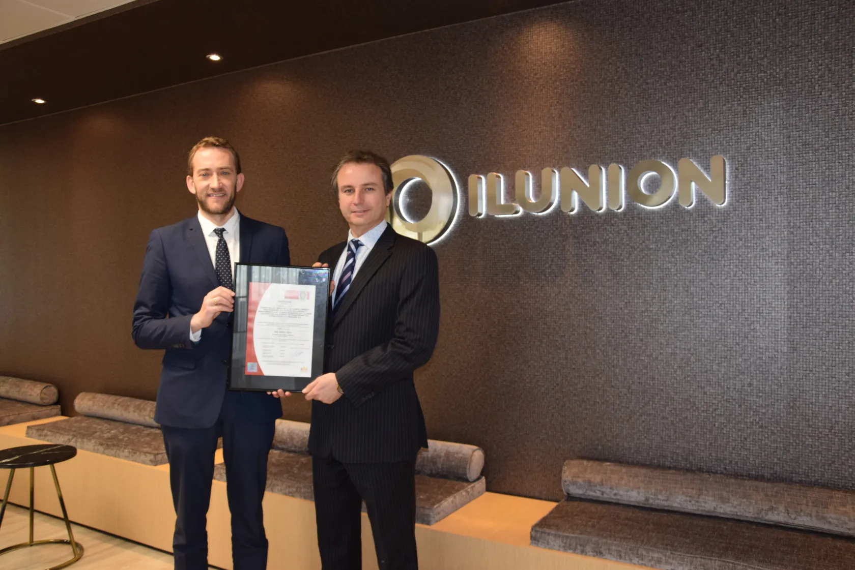 El director de la región centro de Bureau Veritas, Rodrigo Sagredo, entrega al director de Comercial y Marketing de ILUNION Facility Services, Sergio Verdasco, el certificado 