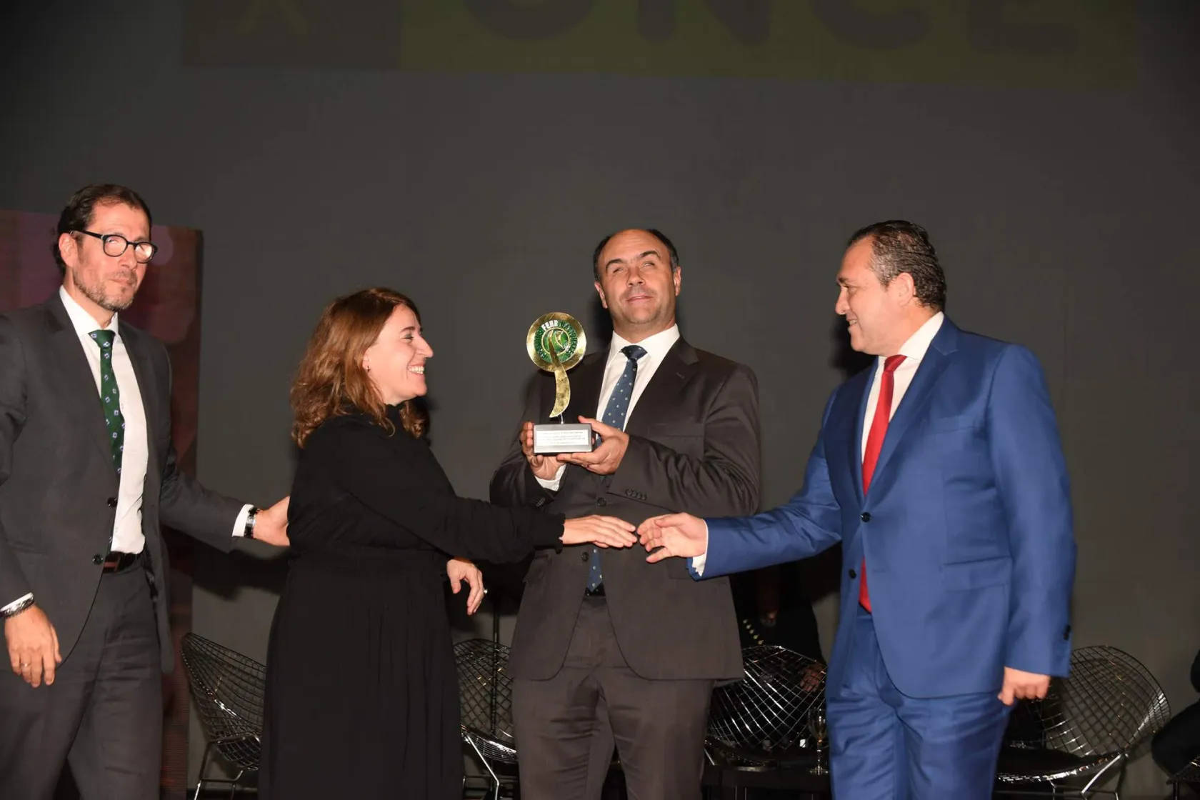 El consejero delegado de ILUNION Retail, Antonio José Barea, y la directora de la cadena de tiendas de la misma, Carmen Peralta, durante la entrega del premio a Esplore 