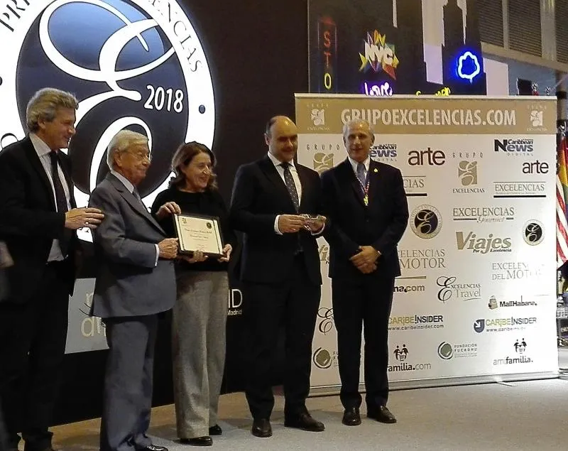 El consejero delegado de ILUNION Retail, Antonio José Barea,y la directora de la cadena de tiendas, Carmen Peralta, en el escenario recogiendo el 'Premio Excelencias Gourmet 2018' otorgado a Esplore