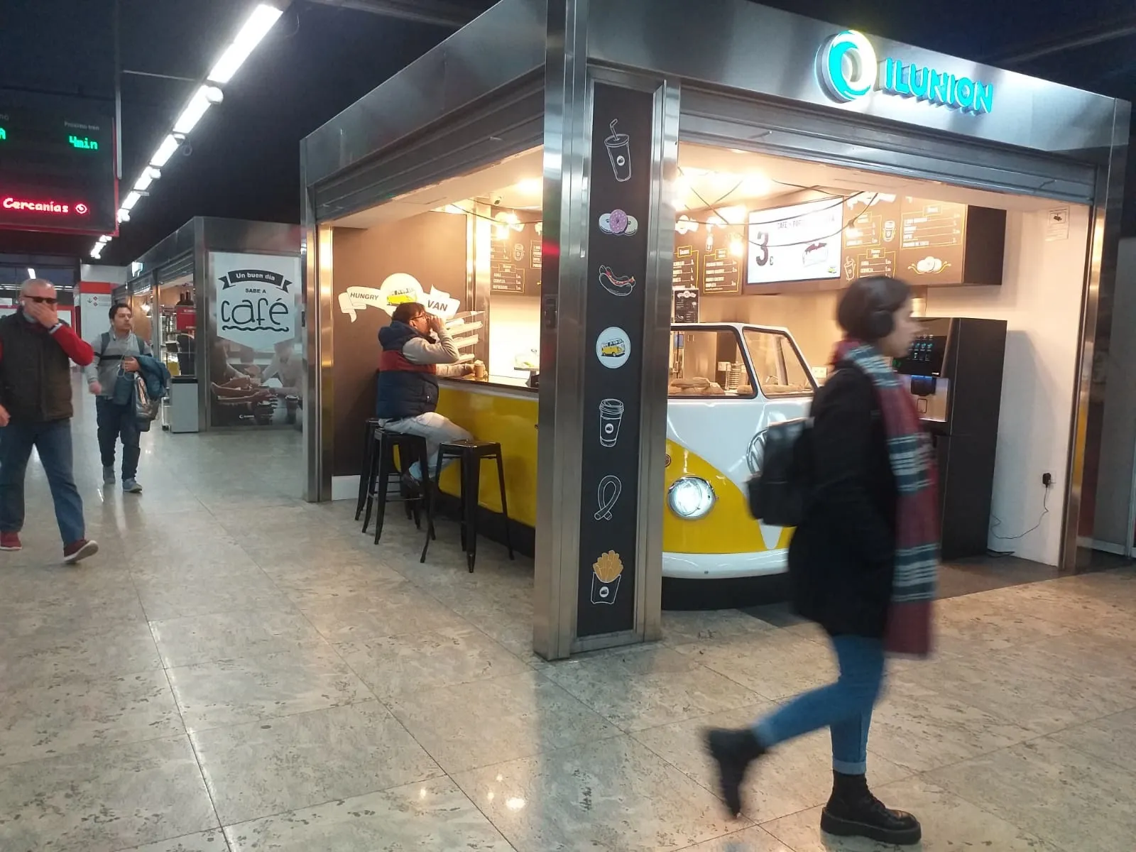 Imagen de la furgoneta en el espacio de ILUNION Retail en Nuevos Ministerios 