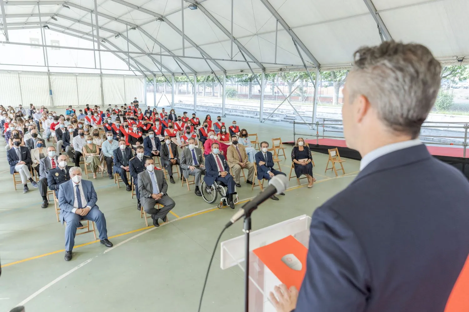 Fotografía en la que aparecen los asistentes al acto durante el discurso del director de la Agencia de Seguridad y Emergencias de la Comunidad de Madrid, Carlos Novillo
