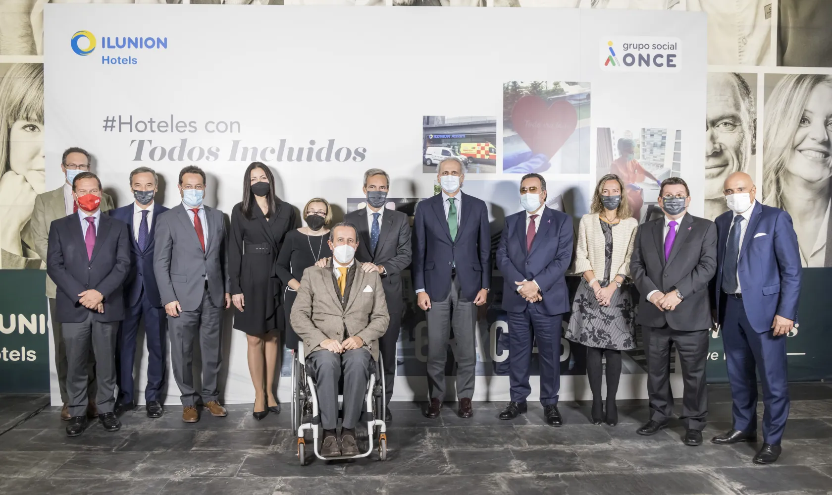 Foto de familia en la que aparecen representantes del Grupo Social ONCE y de la Comunidad de Madrid