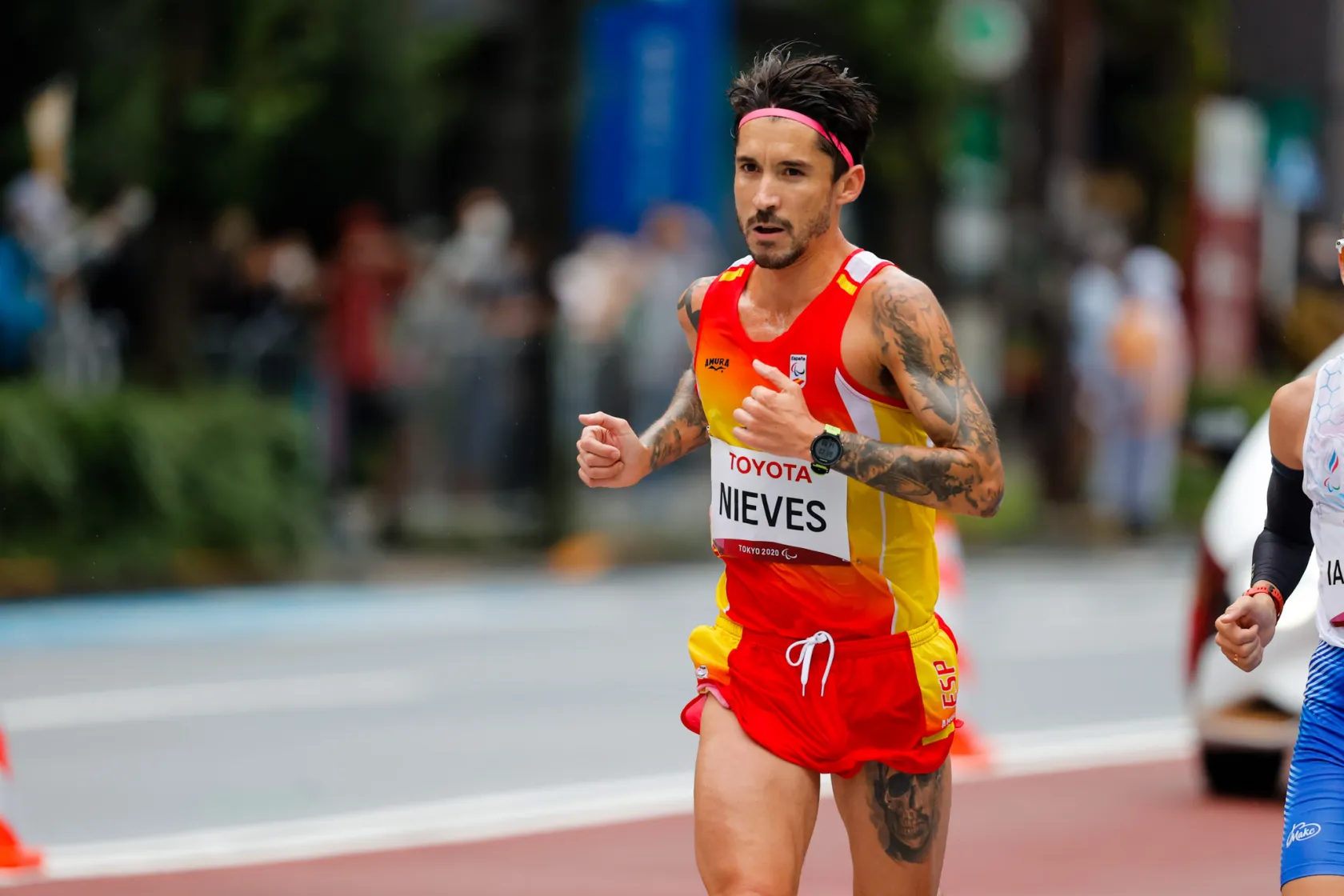 Gustavo Nieves corriendo la maratón en Tokio 2020
