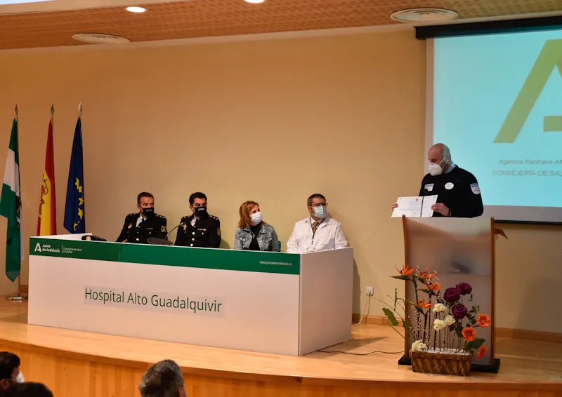 Un momento del acto de la entrega de la mención honorífica en el hospital Alto Guadalquivir