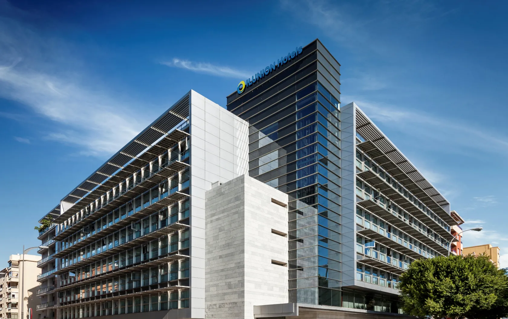 Fachada del hotel ILUNION Málaga 