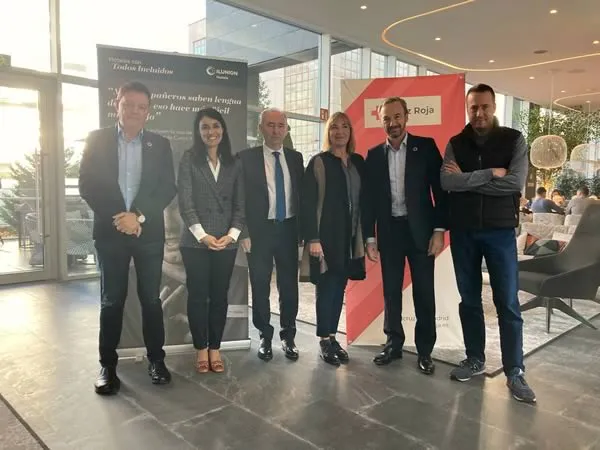 Imagen oficial del acuerdo de alianza entre ILUNION Hotels y Cruz Roja