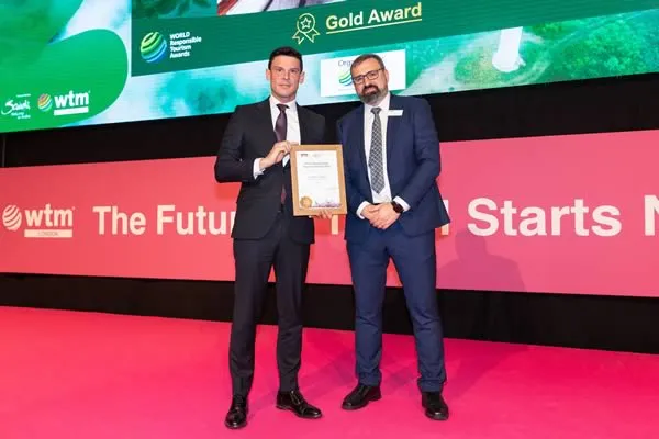 Foto del momento de la recogida del reconocimiento en Global Awards WTM World Responsible Tourism