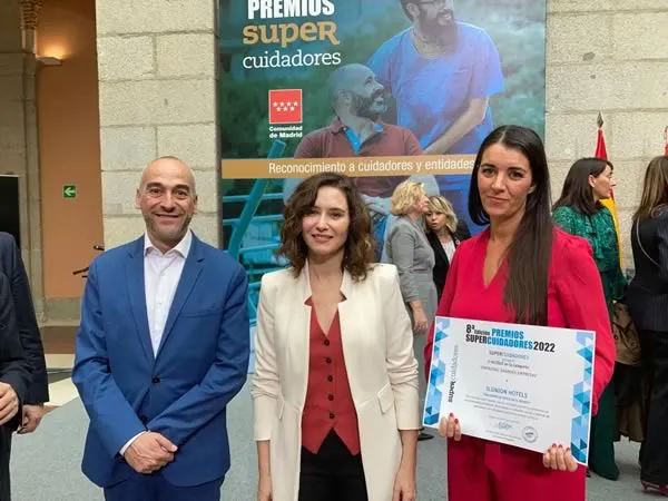 Mónica Parra recogió el premio en la foto junto a Isabel Díaz Ayuso