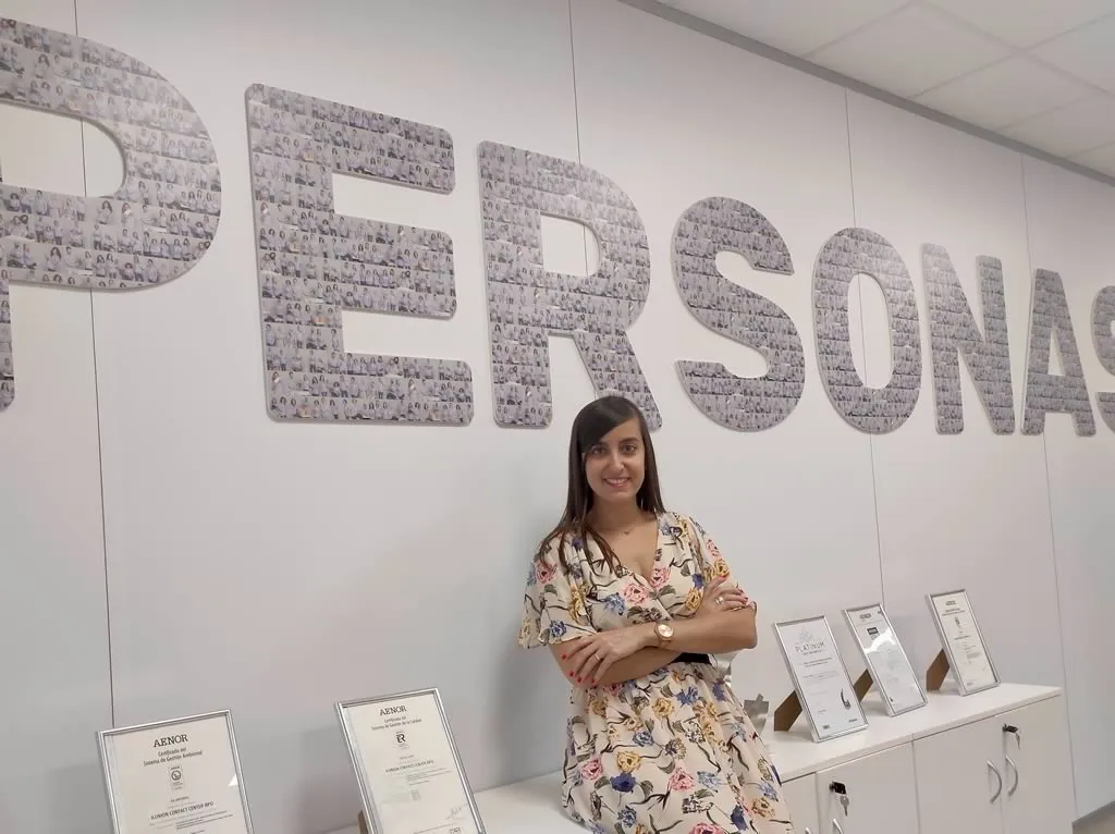 Foto de Nuria Díaz Garrido en las oficinas de Torre ILUNION