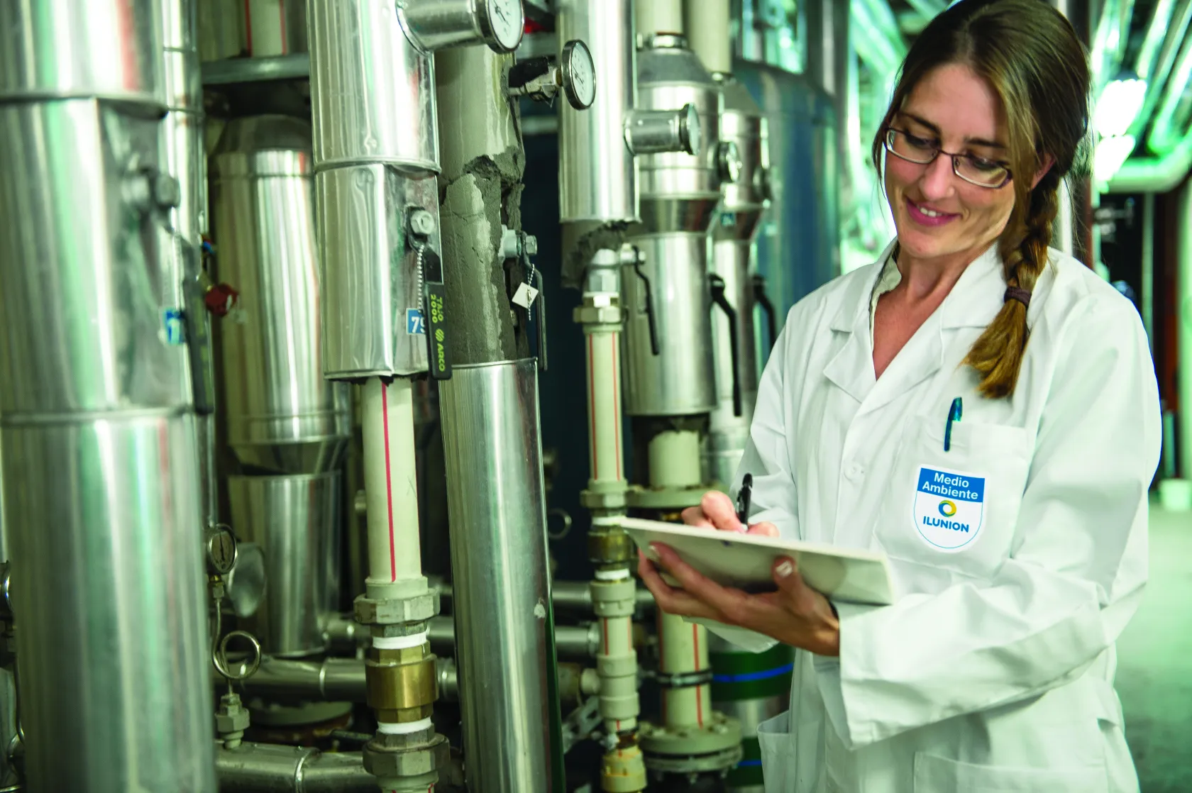 Fotografía en la que aparece una trabajadora de ILUNION Medio Ambiente