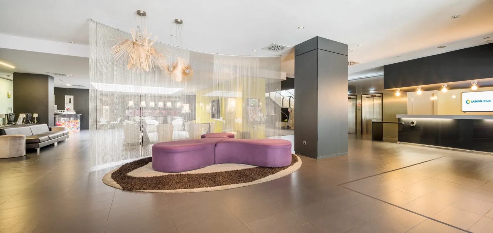 Panorámica de la recepción del hotel ILUNION Bel Art 