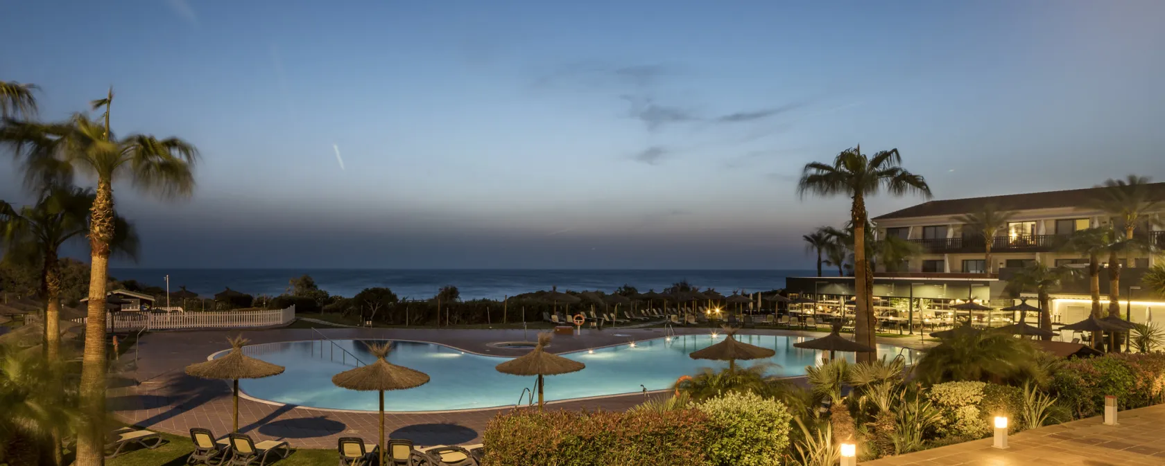 Imagen de la piscina y vistas al mar del hotel Ilunion Calas de Conil