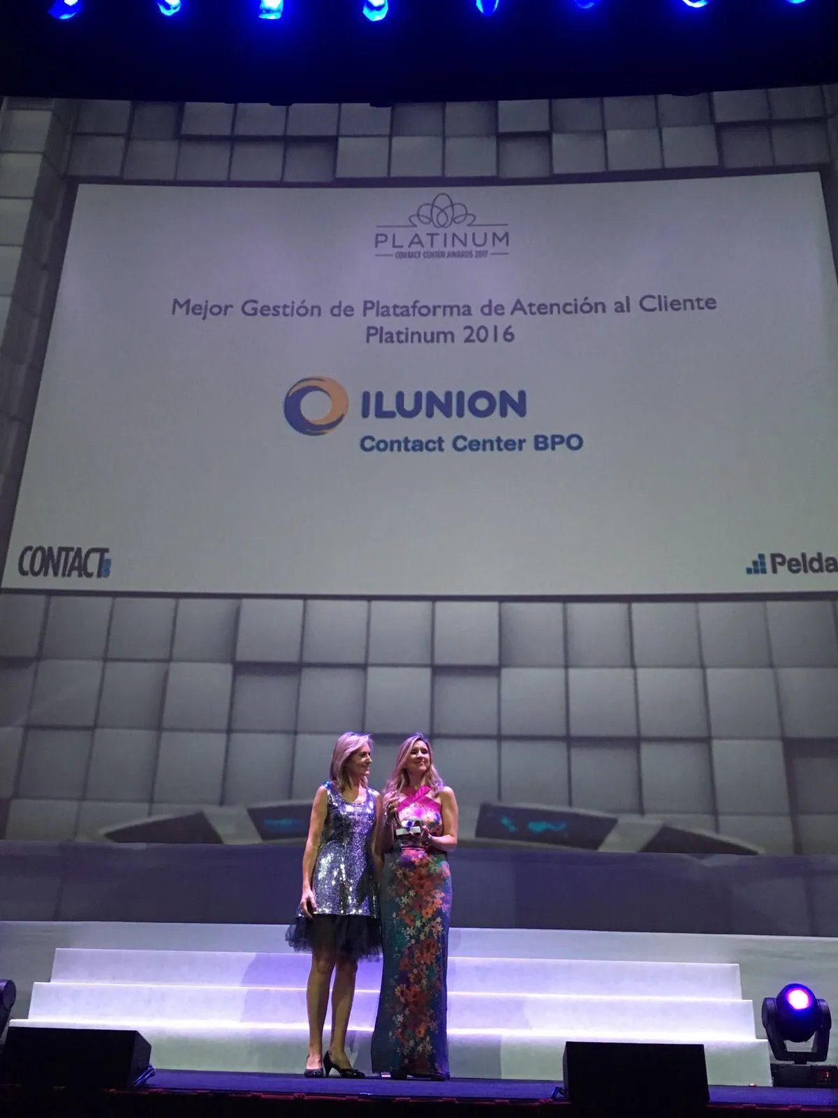 La directora de ILUNION Contact Center BPO, Susana Sánchez, recoge el galardón