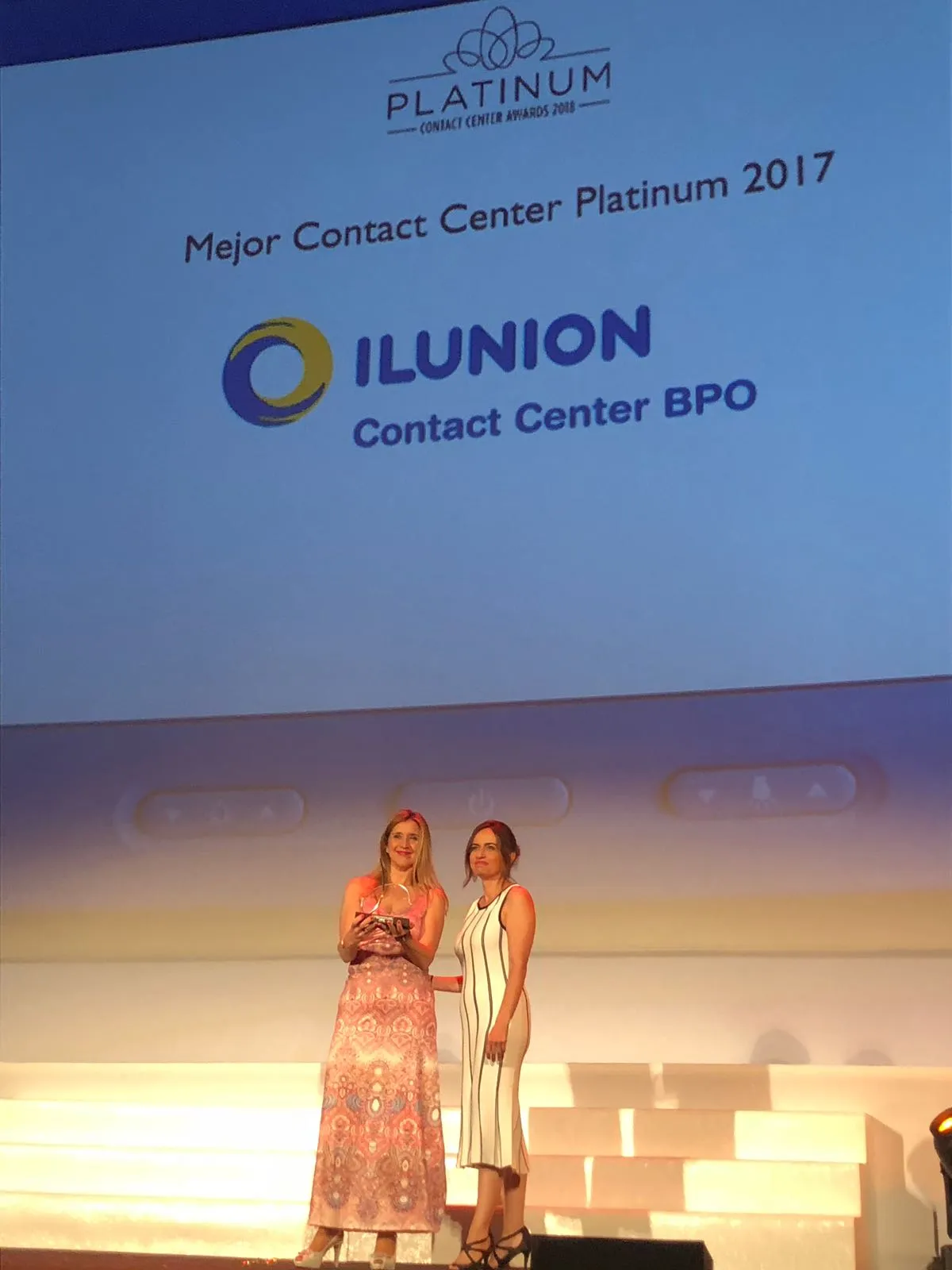 La directora general de ILUNION Contact Center BPO, Susana Sánchez, recoge el premio durante la gala