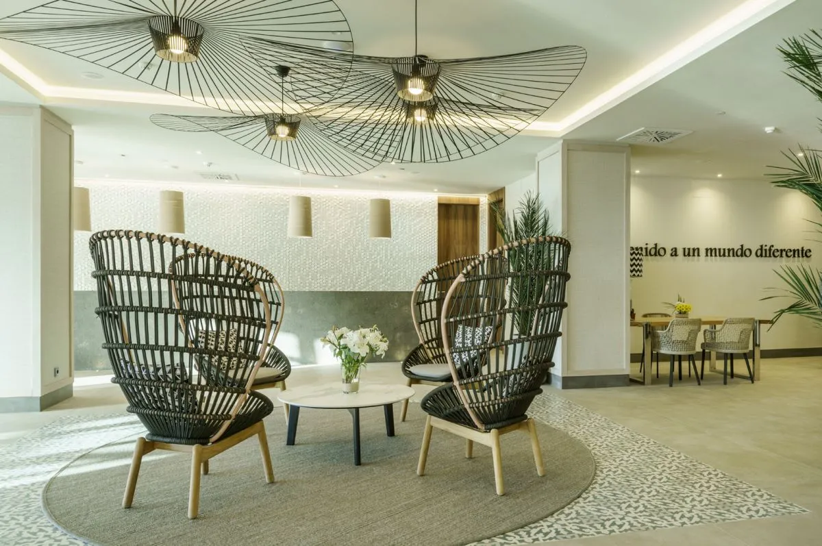 Imagen del hall y recepción del hotel ILUNION Fuengirola