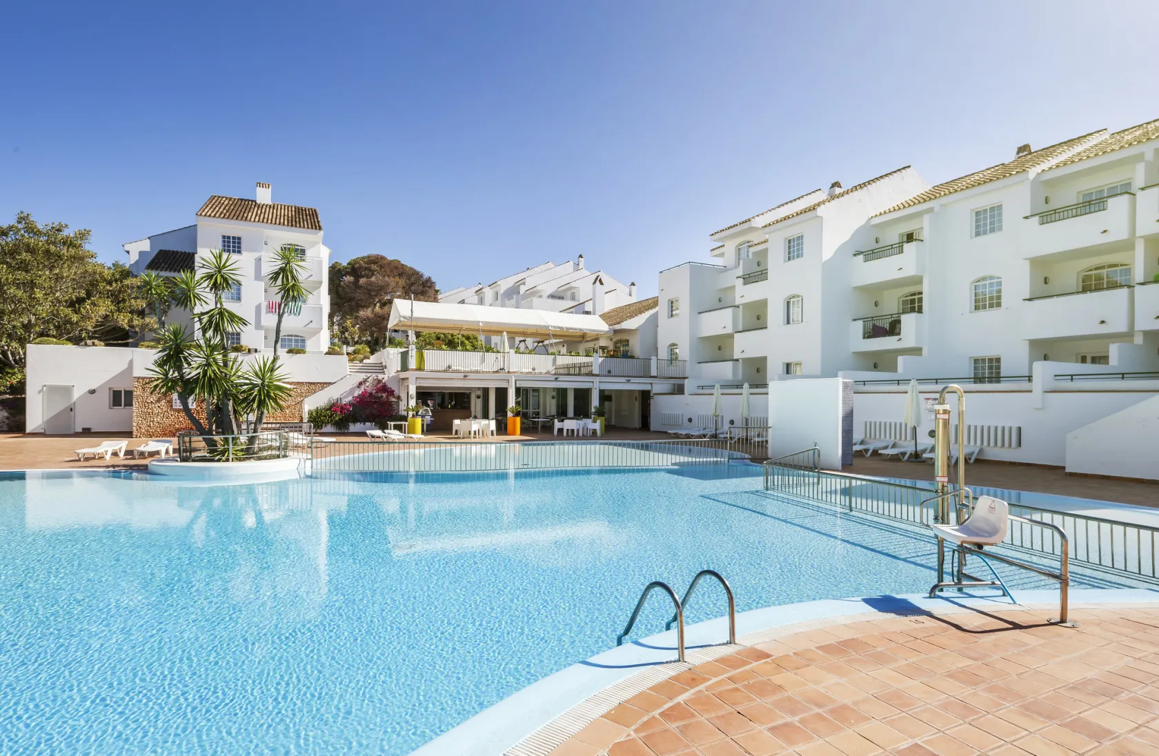 Imagen piscina y hotel ILUNION Menorca