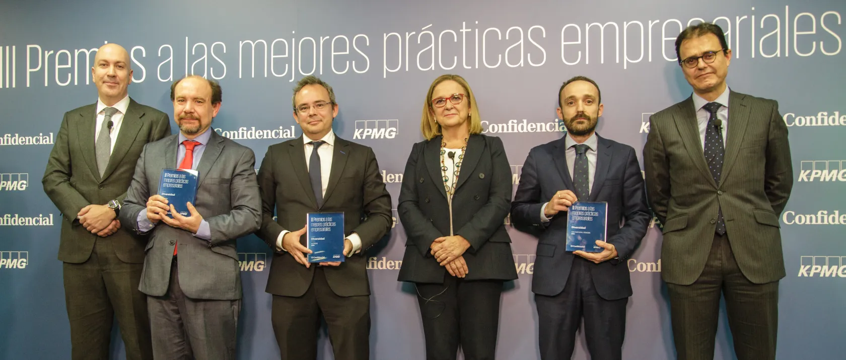 Fotografía de familia en la tercera edición de los Premios a las Mejores Prácticas Empresariales.De izquierda a derecha: director de El Confidencial, Nacho Cardero, director de Recursos Humanos de ILUNION, Juan Carlos Rodríguez, Luis Blas (Altadis), secretaria de estado de Economía y Apoyo a la Empresa, Irene Garrido, Enrique Tapias (Gas Natural Fenosa), consejero delegado de KPMG, Ignacio Faus.