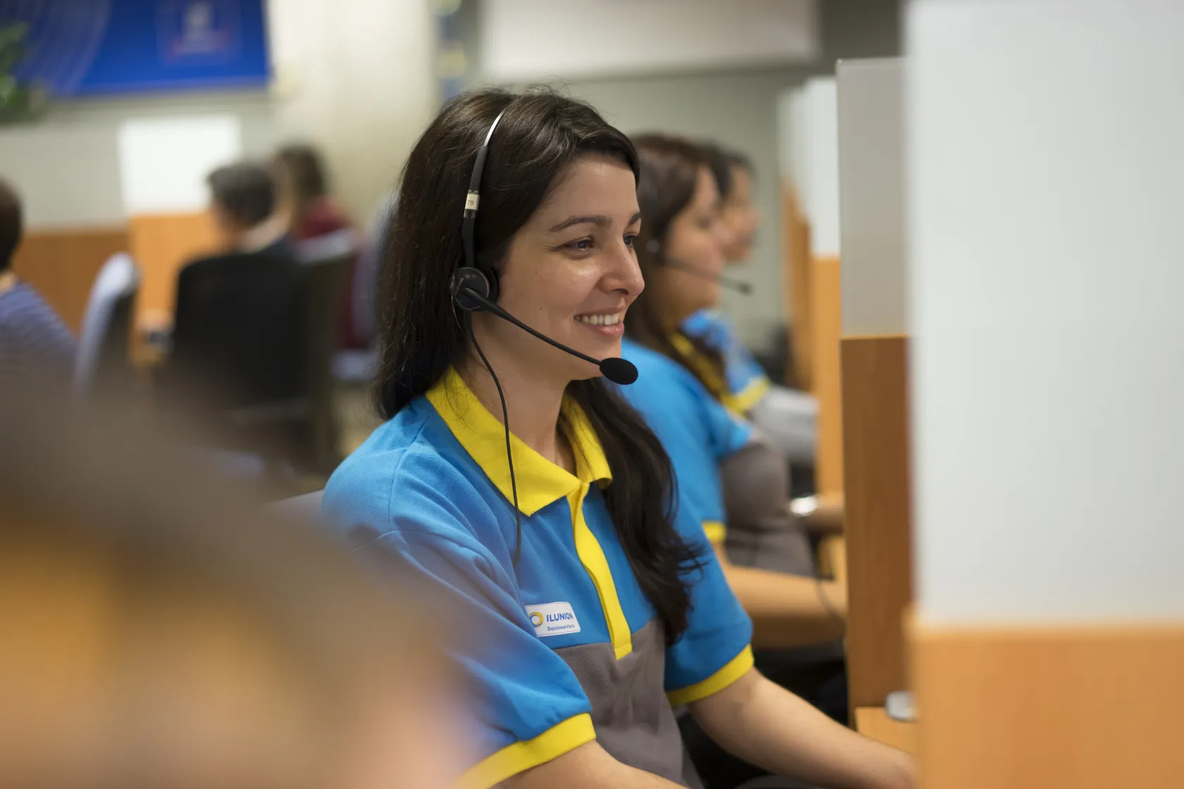 Fotografía de una teleoperadora de ILUNION Sociosanitario