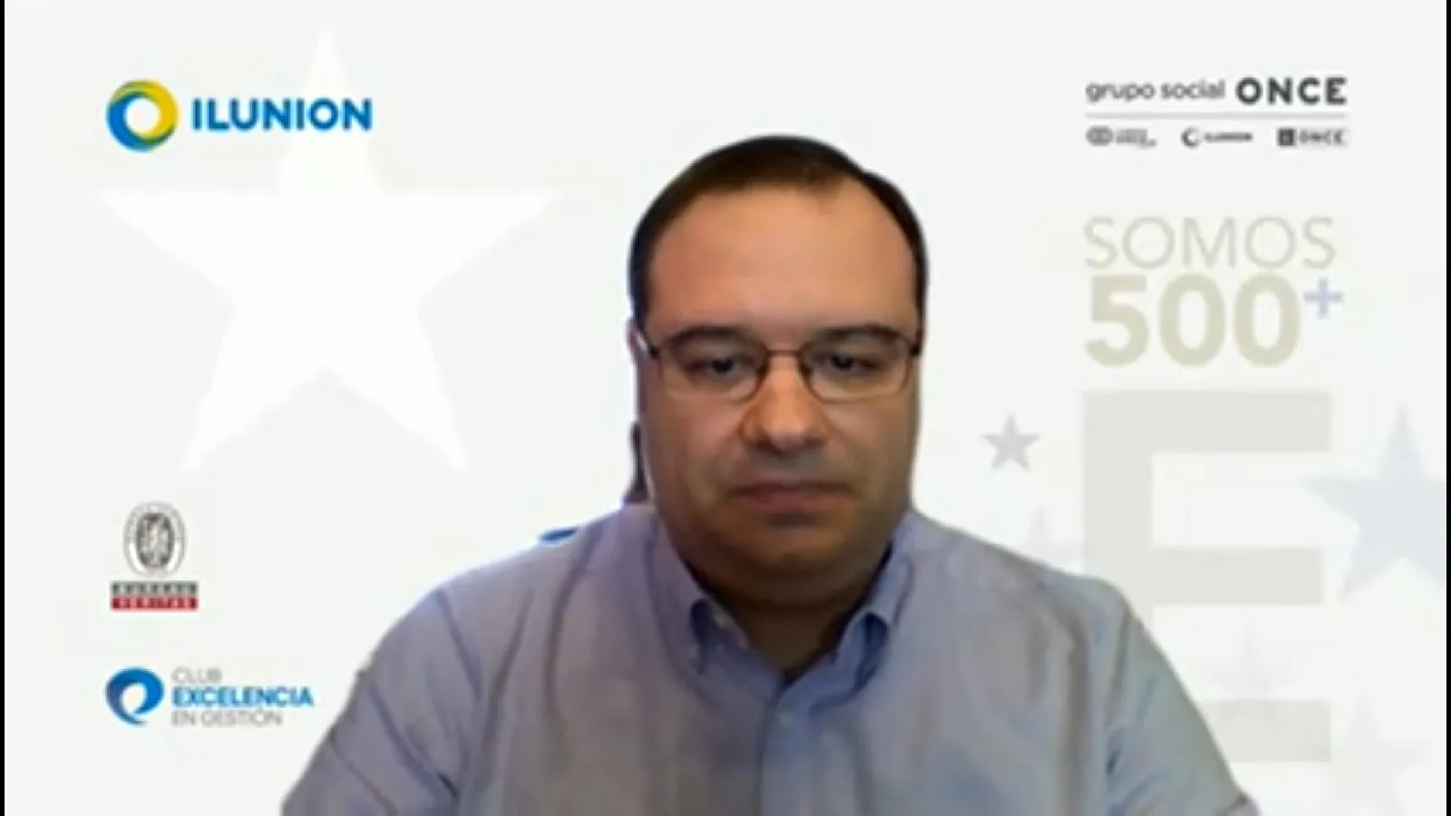 Imagen donde se ve en una pantalla al director gerente de ILUNION Reciclados, Pedro Antonio Martín 