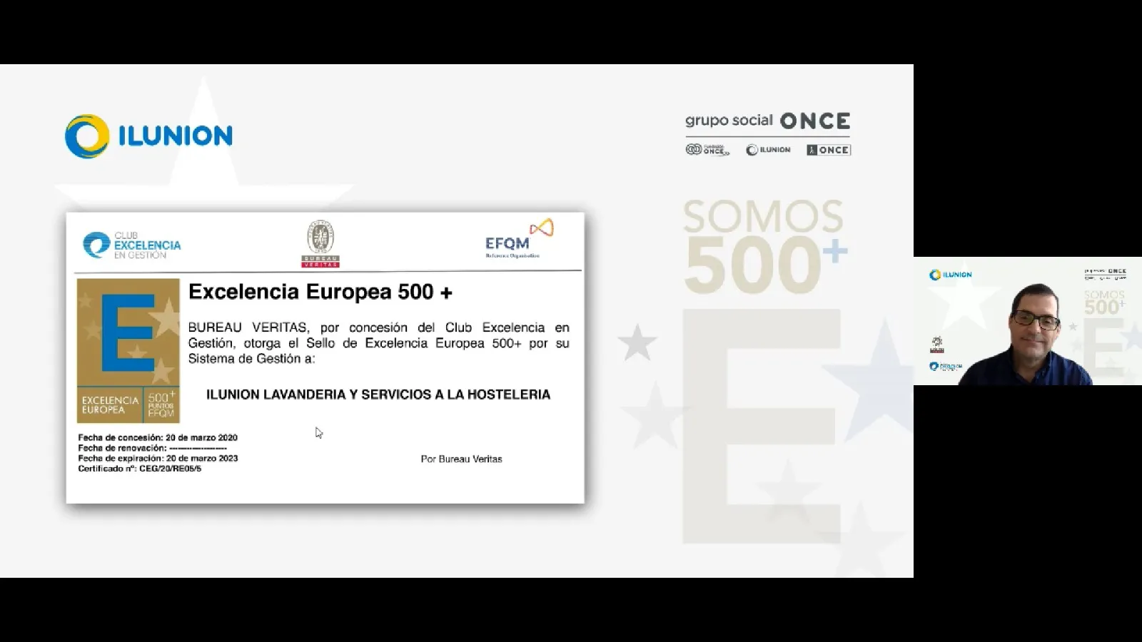 Imagen donde se ve en una pantalla al director general de ILUNION Lavandería, Cristobal Cuevas, junto al diploma  