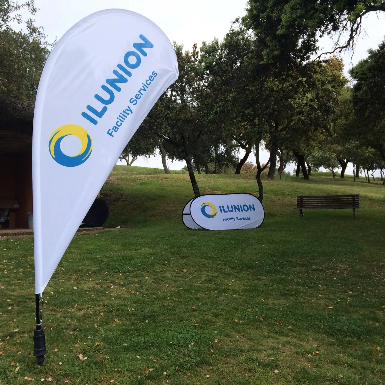Fotografía del campo de golf de Córdoba en la que aparecen dos carteles de ILUNION Facility Services 