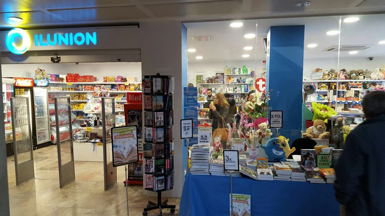 entrada de una tienda ILUNION con los libros expuestos junto a los descuentos