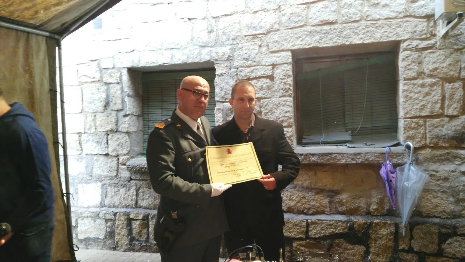 Vigilantes con el diploma en la mano 