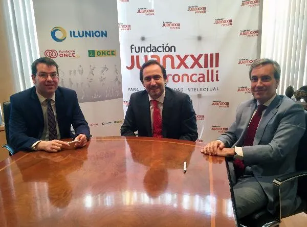 Alejandro Fernández, Javier Arroyo y Alejandro Oñoro durante la firma del acuerdo entre la Fundación Juan XXIII Roncalli e ILUNION