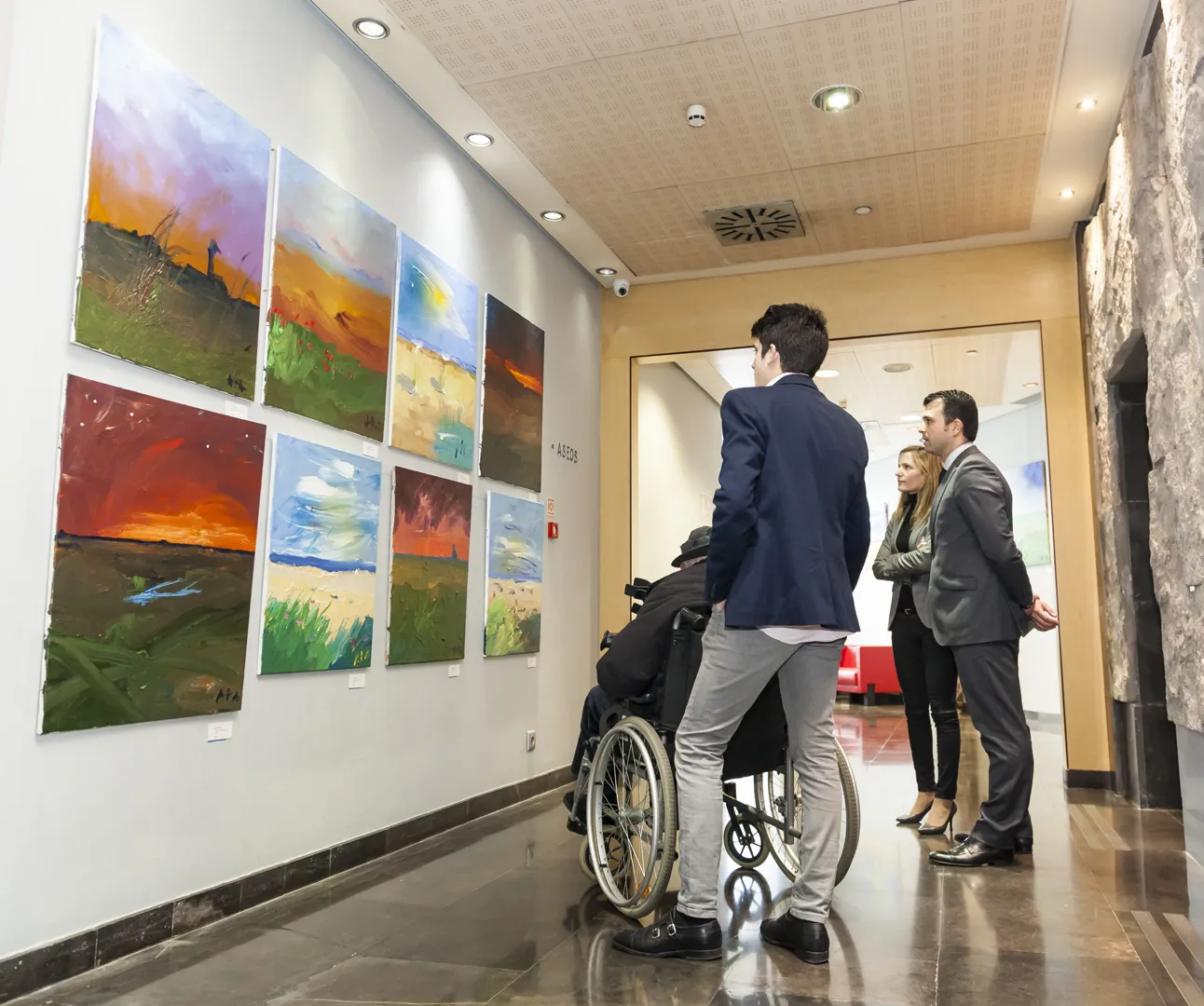 Ataúlfo Casado junto a trabajadores de ILUNION Hotels contemplando algunas de sus obras expuestas en ILUNION Alcalá Norte