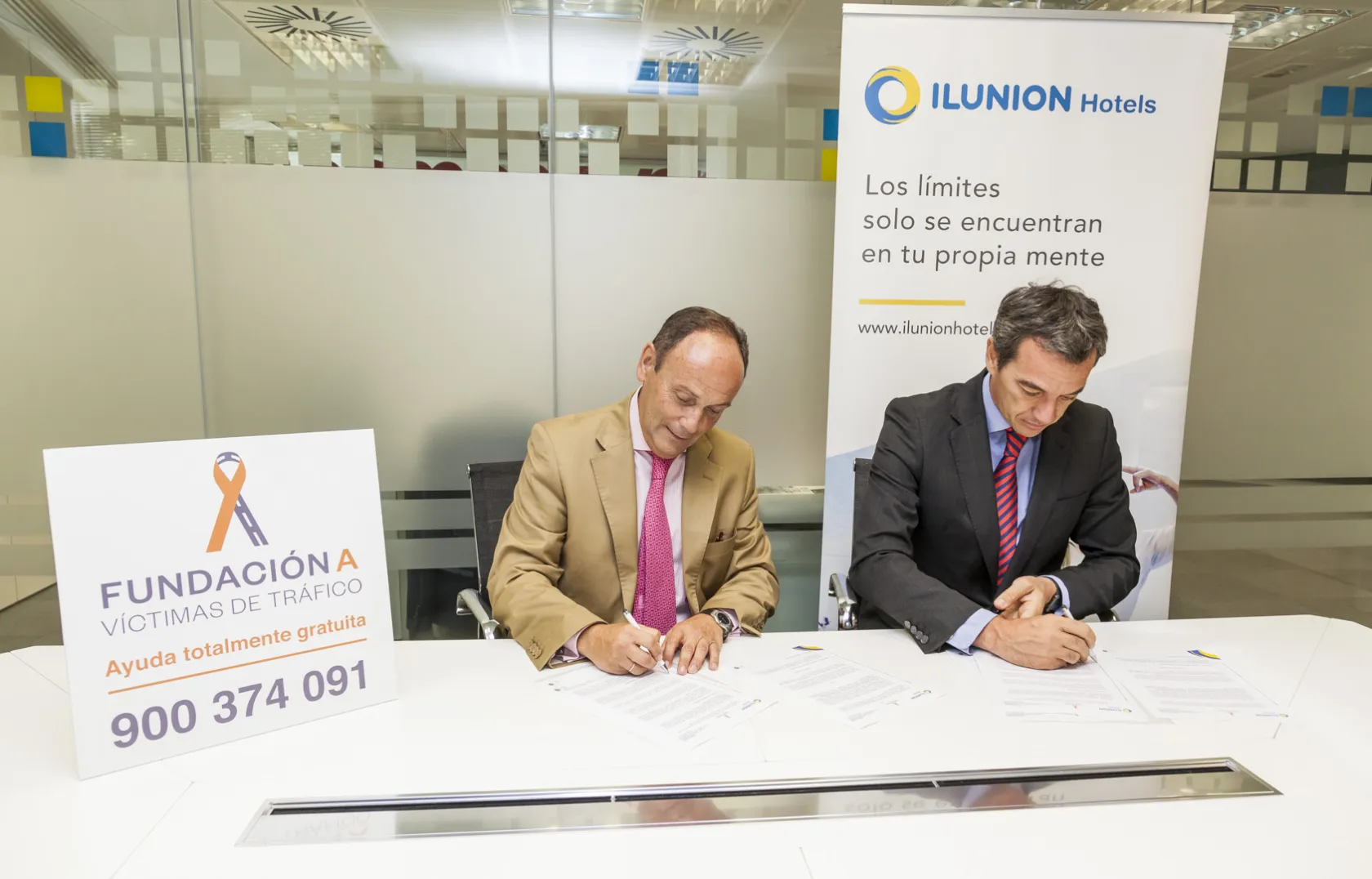 En la imagen, de izquierda a derecha, el presidente de la Fundación A Víctimas de Tráfico, Luis Sainz Verdejo, y el director general de ILUNION Hotels, José Angel Preciados, tras la firma del acuerdo de colaboración.  