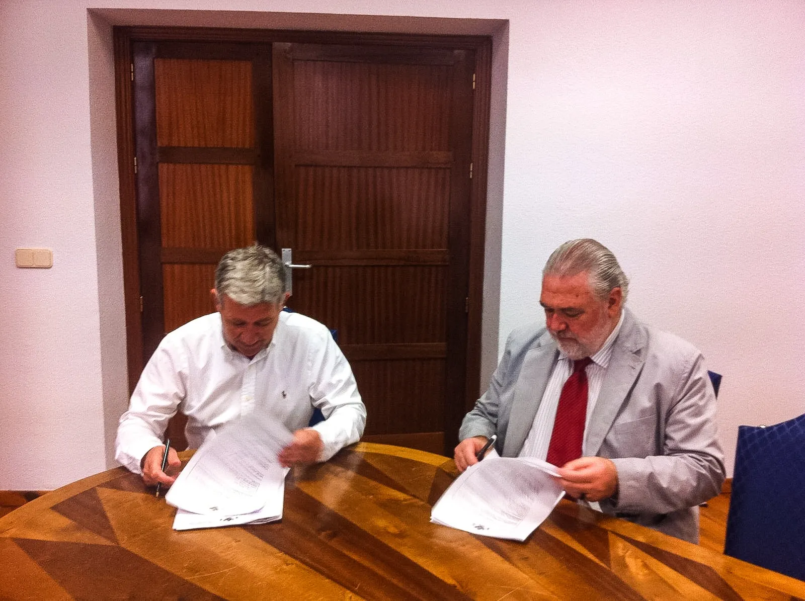 Jerónimo Martínez y Pablo Martín en la firma del contrato de ayuda a domicilio de Toledo